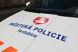Tloukl v Pardubicích do taxíku a předstíral vlastní smrt. Dvakrát po sobě